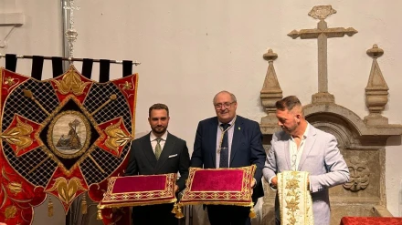 Los bordadores Antonio Villar y Alejandro López muestra sus trabajos junto al Hermanos Mayor de la Angustias, Antonio González