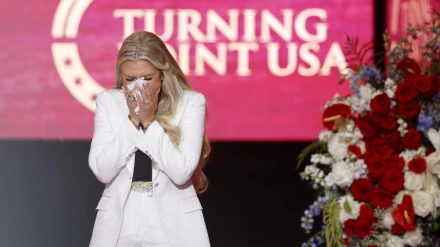 Erika Kirk, esposa de Charlie Kirk, durante el funeral público del activista político Charlie Kirk en el State Farm Stadium en Glendale, Arizona