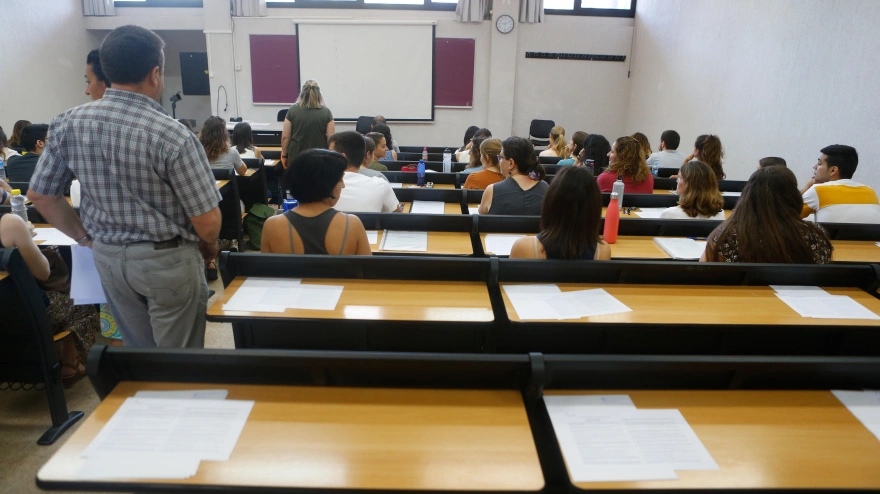 Un profesor con alumnos en clase