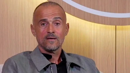Luis Enrique Martínez da su discurso de agradecimiento por ganar el Trofeo Johann Cruyff
