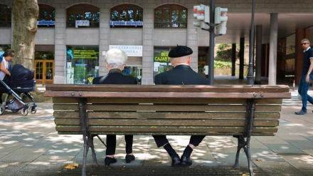 Un matrimonio vasco de jubilados sentado en un banco en el centro de Bilbao