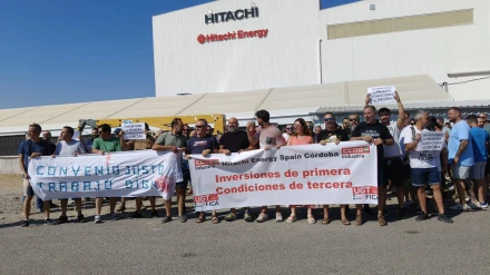 Concentración de los trabajadores de Hitachi Energy ante la factoría en Córdoba.