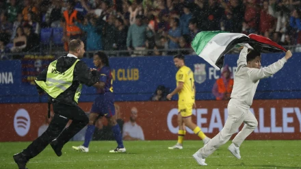 Un espectador con la bandera de Palestina salta al campo durante el Barça-Getafe