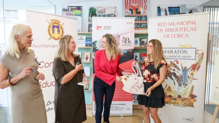 Las bibliotecarias y las concejalas de Educación y Festejos presentan la 30 edición del maratón de cuentos