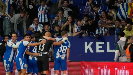 Los futbolistas del Espanyol celebran el empate frente al Valencia junto con los aficionados de uno de los fondos del RCDE Stadium