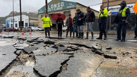 Autoridades contemplan los daños causados en una carretera de Lorca por el temporal de lluvias marzo