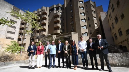 Acto de puesta de primera piedra del espacio Casa Común, con, entre otros, en el centro, el delegado del Gobierno en Andalucía, Pedro Fernández, la consejera de Fomento, Rocío Díaz, y la alcaldesa de Granada, Marifrán Carazo