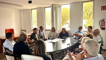 Marc García Manzana, director general de Costas, en la reunión con vecinos afectados por el deslinde en Dénia.