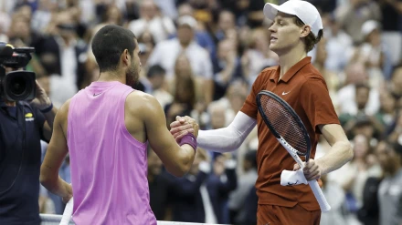 Alcaraz saluda a Sinner tras ganarle el pasado 7 de septiembre en la final del US Open.