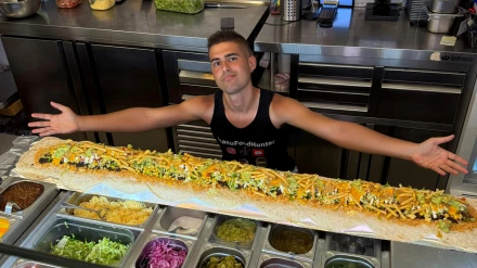 Manuel Rodríguez con el burrito gigante de 1,5 metros y 4,7 kg