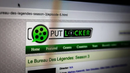 Imagen de un cartel con el logotipo de Putlocker en su página de inicio. Putlocker es un sitio web de índice de alojamiento de archivos utilizado para la transmisión de contenido multimedia de entretenimiento.