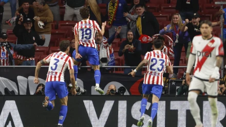 Julian Álvarez en uno de sus goles frente al Rayo