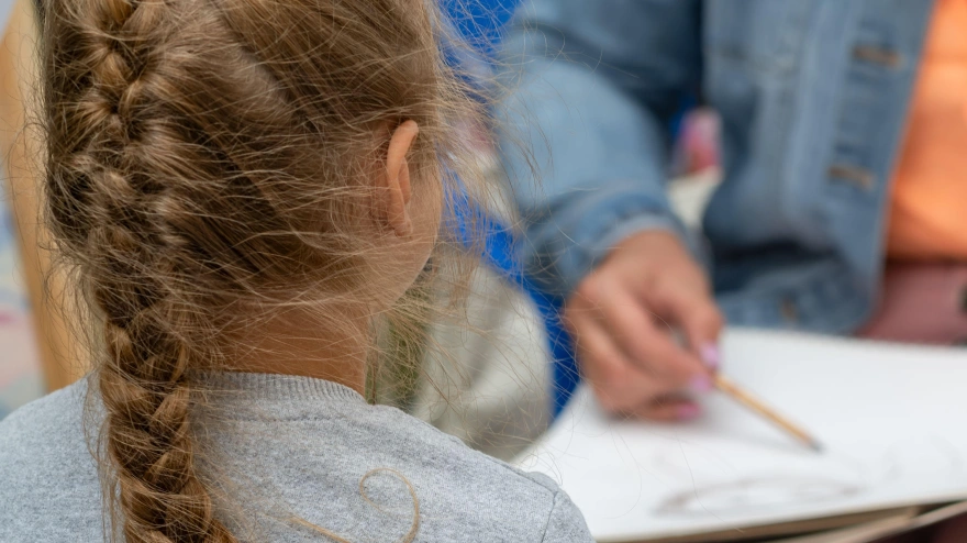Una estudiante recibe clases particulares de matemáticas