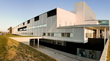 Vista del Hospital de Dénia, que reorganiza sus espacios para mejorar la atención sanitaria y dar cabida a nuevas áreas docentes tras su acreditación como hospital universitario