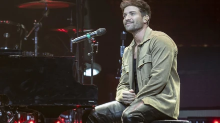 El cantante Pablo Alborán actúa durante el concierto solidario 'Música desde el corazón'