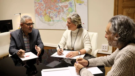 El actual alcalde, Miguel Fernández, con Paula Alvarellos y Pablo Permuy