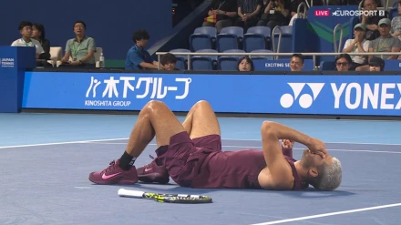 Carlos Alcaraz se duele en el suelo después del problema en el tobillo sufrido en Tokio.