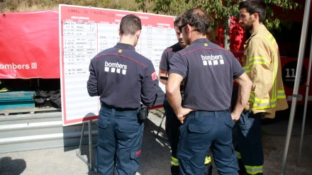 Los Bombers de la Generalitat mantienen el dispositivo de búsqueda de las personas desaparecidas