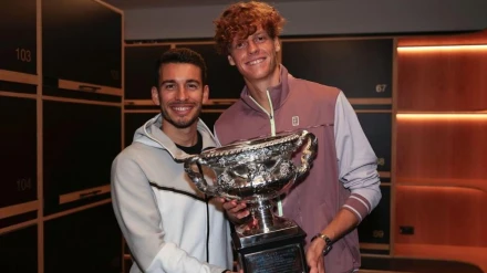 Naldi y Sinner posan con el trofeo del Open de Australia.