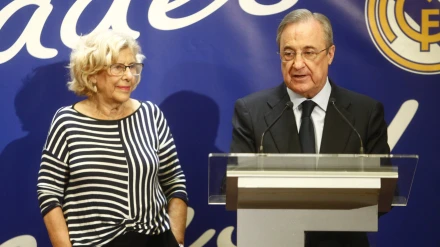 Florentino Pérez, junto a Manuela Carmena cuando esta era alcaldesa de Madrid.