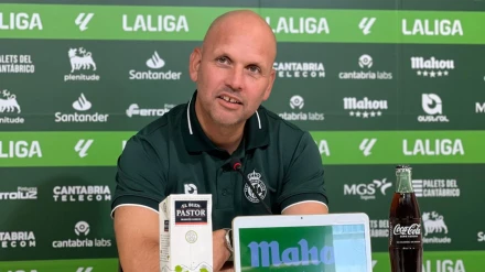 José Alberto en la sala de prensa de las instalaciones Nando Yosu de La Albericia