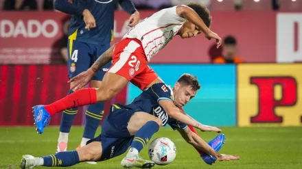 Duelo entre jugadores del Girona y Espanyol