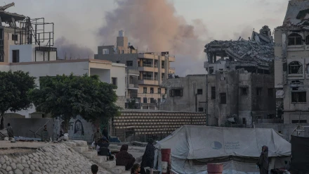El humo se eleva tras un ataque aéreo israelí durante una operación militar israelí en el barrio de Tal Al Hawa en la ciudad de Gaza.