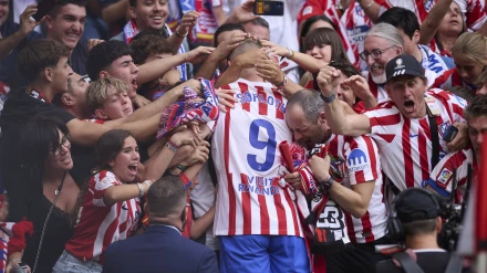 Alexander Sorloth celebra el gol con el público durante el Atlético-Real Madrid