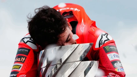 Marc Márquez se abraza al título de campeón del mundo de MotoGP, que ha conquistado seis años después.
