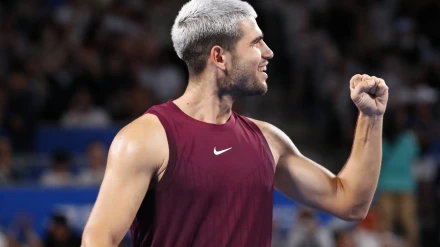 Alcaraz ganó a Nakashima y se medirá en semifinales a Ruud.