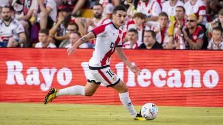 Sergio Camello durante un partido del Rayo Vallecano