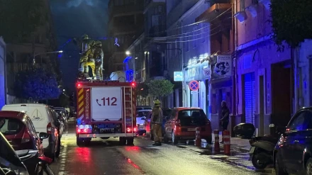 Efectivos del Parque de Bomberos de Dénia trabajan en la retirada del cableado dañado en la calle Patricio Ferrándiz