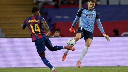 Alex Remiro, contra Rashford, durante el Barça-Real Sociedad