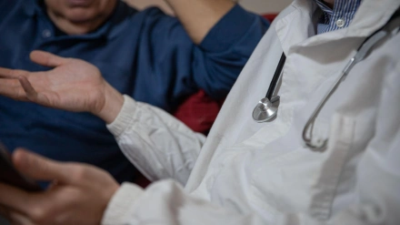 Primer plano del estetoscopio de un médico durante una visita a un paciente mayor