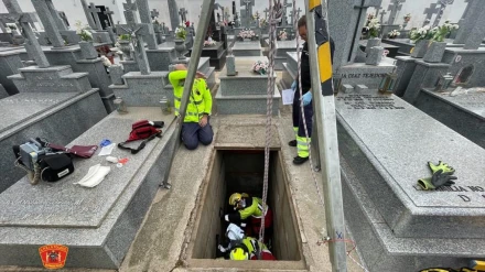 Indecente en el cementerio