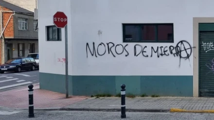 La pintada fue realizada en un edificio del Barrio de A Piringalla