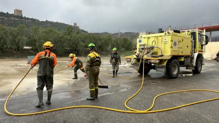 Operarios trabajan en la limpieza de Lorca tras la dana de marzo