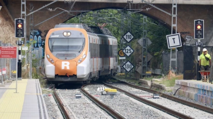 Se cuestiona si el transporte alternativo por carretera será lo suficientemente “fiable” para garantizar que miles de personas lleguen puntualmente a sus trabajos o citas médicas.