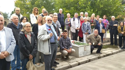 Ofrena flors Fossa Comuna Cementiri