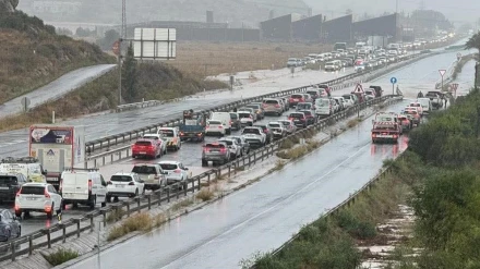 Vía rápida de La Manga cortada por las fuertes lluvias