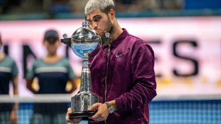 Alcaraz levanta su primer trofeo en Tokio