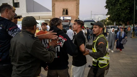 La policía detiene a personas durante una manifestación en Rabat