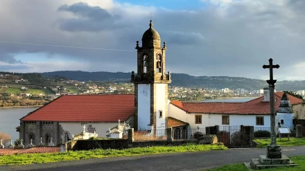 Vista exterior del Monasterio de O Couto, en Narón