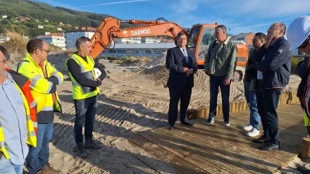 El nuevo subdelegado de A Coruña con responsables de la obra