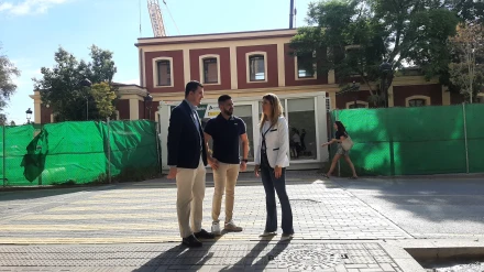 Concejales de Lorca, Totana y Puerto Lumbreras, ante la estación de trenes de Sutullena, cerrada hace cuatro años