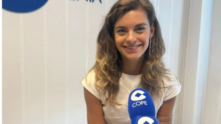 Almudena Salort, más conocida como Cindy en "El Refugio Atómico", en los estudios de COPE Dénia Marina Alta