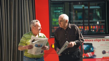Dos madrileños con periódicos