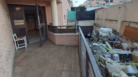 La basura se acumulaba en la rampa del garaje y patios del inmueble