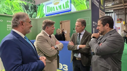 El alcalde y el presidente de Ceclor conversan con empresarios en la feria agrícola