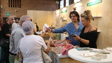 Un expositor present a la Fira MOS de Lleida venent el seus productes